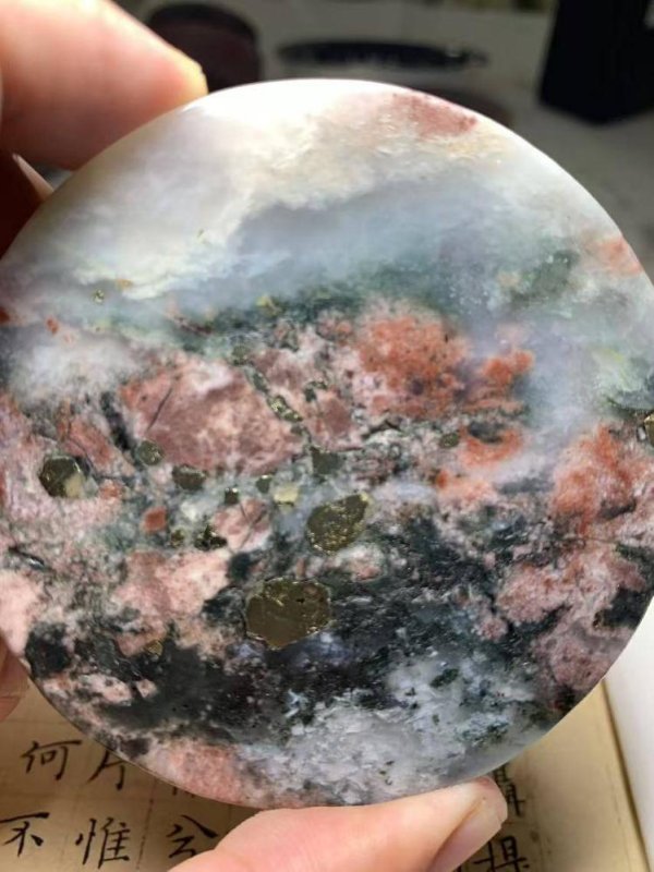 聚赢配资网 掌心的天然丹青 —— 赏说鸡血玉